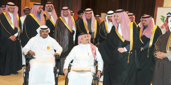  الأمير سعود مع أعضاء الجمعية