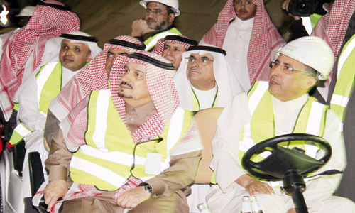  الأمير فيصل بن بندر يتجول داخل النفق