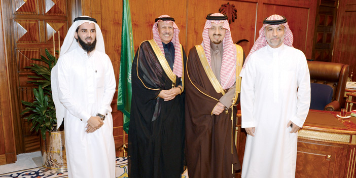  الأمير فيصل مع رئيس وأعضاء الجمعية