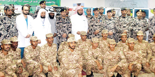  قائد المركز مع فريق الجمعية وأفراد أمن المنشآت