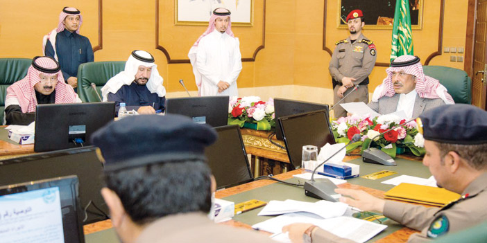  أمير الباحة خلال اجتماع لجنة الدفاع المدني