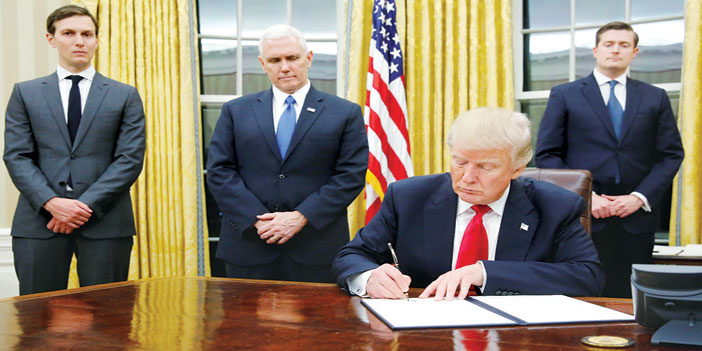  الرئيس الأمريكي الجديد يوقع على أول مرسوم