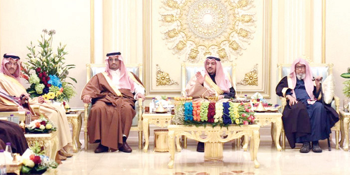  الأمير فيصل بن مشعل خلال حديثه للحضور في منزل الفوزان بالشماسية