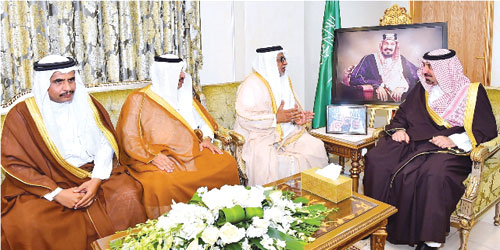  الأمير جلوي بن عبدالعزيز ملتقياً أعضاء الجمعية