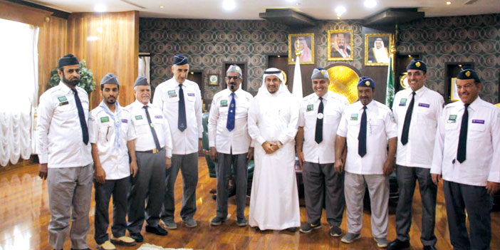   صورة جماعية لأعضاء رواد المحافظة مع مدير جامعة المجمعة