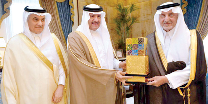  خالد الفيصل لدى تسلمه الجائزة