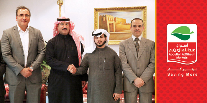  عبدالعزيز العثيم خلال توقيع الاتفاقية