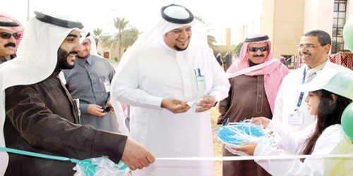  الدكتور الشهراني أثناء قص شريط المعرض