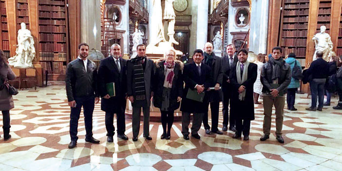   السفير الحميضي مع وفد المكتبة الرقمية السعودية خلال زيارة للمكتبة الوطنية النمساوية