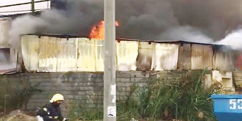  رجال الدفاع المدني خلال محاصرة النيران