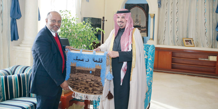  فهد بن بدر يسلِّم السفير هدية تذكارية من تراث المنطقة