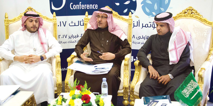  د. عبدالعزيز المقوشي خلال المؤتمر الصحفي