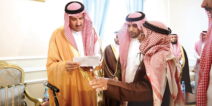  الأمير فيصل خلال لقائه الأهالي في محافظة ينبع
