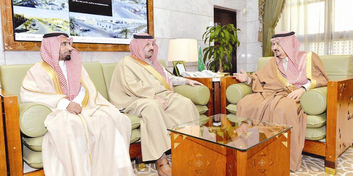   أمير منطقة الرياض مستقبلاً الأمير تركي بن طلال والمواطن محمد العنزي