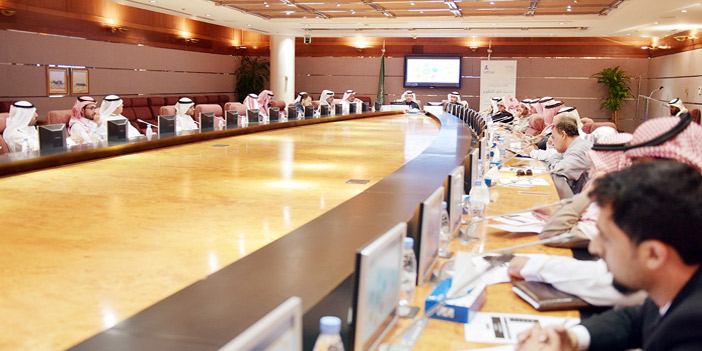   أمين عام لجنة البيع على الخارطة خلال لقائه بغرفة الشرقية