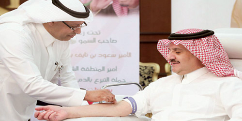  الأمير سعود بن نايف يدشن الحملة بتبرعه بالدم
