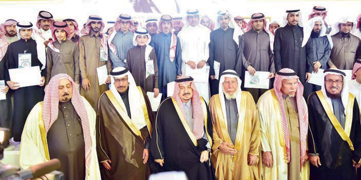  أمير منطقة الرياض في صورة جماعية مع أصحاب الجائزة والفائزين بها
