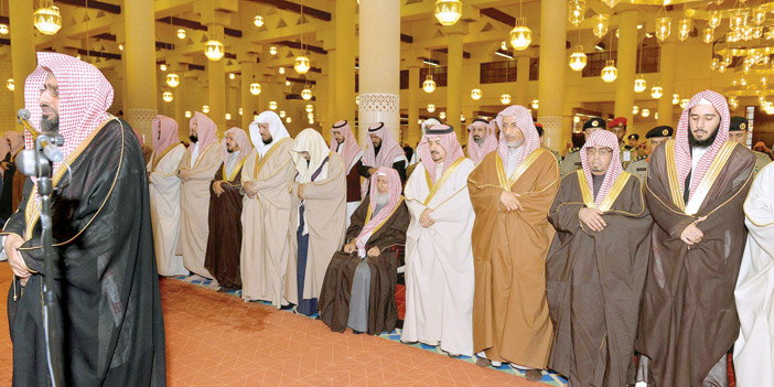 أمير منطقة الرياض يتقدم جموع المصلين في صلاة الاستسقاء 