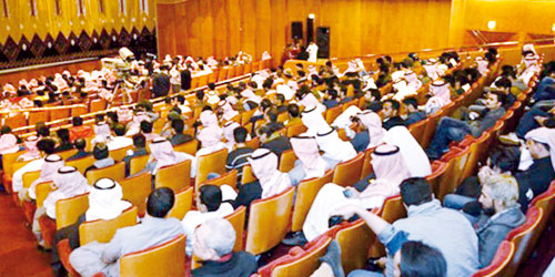  أعداد غفيرة امتلأت بهم القاعة الرئيسية في مركز الملك فهد الثقافي