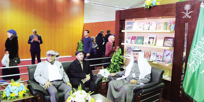  الدكتور الوشمي داخل الصالون الثقافي بالجناح السعودي