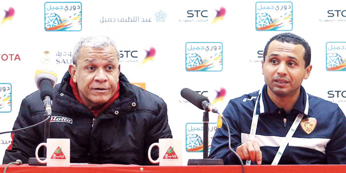  أنجوس أثناء حديثه في المؤتمر الصحفي