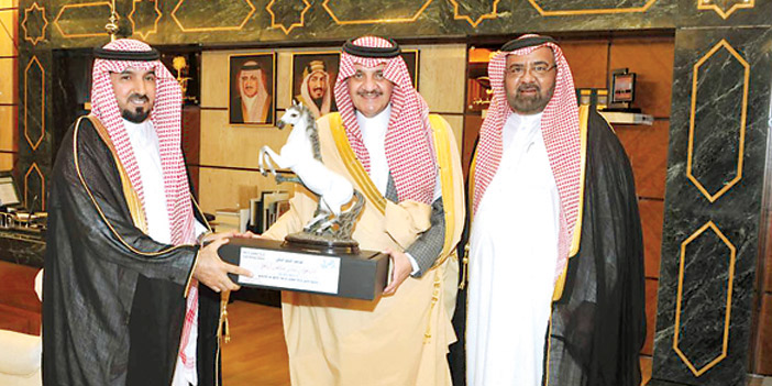  أمير المنطقة الشرقية مستقبلاً الرئيس التنفيذي لشركة المطاحن الرابعة