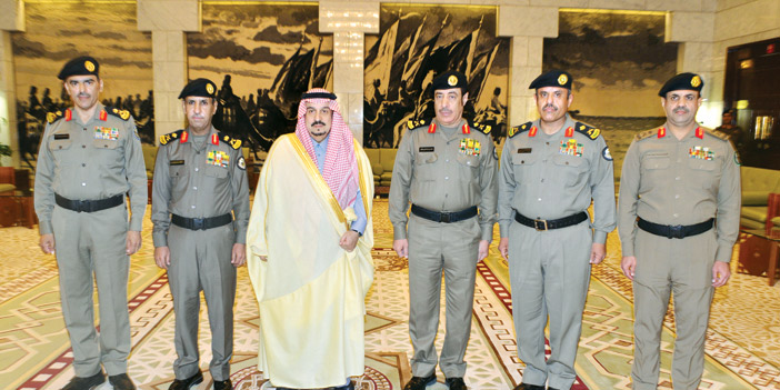 أمير منطقة الرياض يقلد عدداً من الضباط رتبة لواء 