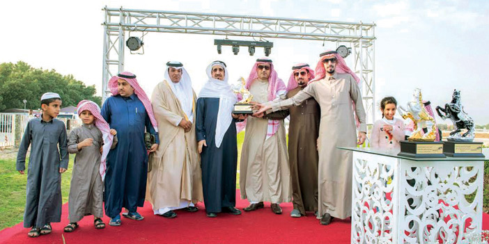 محمد القحطاني مالك الحصان سكود يتسلم كأس الأمير سلطان بن محمد الكبير