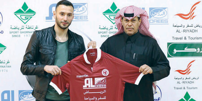  المدلج بعد التوقيع مع اللاعب