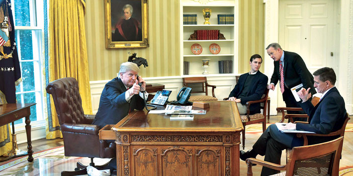  ترامب في صورة وزعها البيت الأبيض يشير بيده بإشارة «رائع» خلال مكالمته لخادم الحرمين