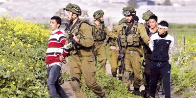 قوات الاحتلال تواصل اعتقالاتها للشعب الفلسطيني في عدة محافظات 