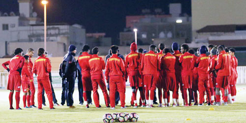   أنجوس يجتمع بلاعبي القادسية وسط الملعب