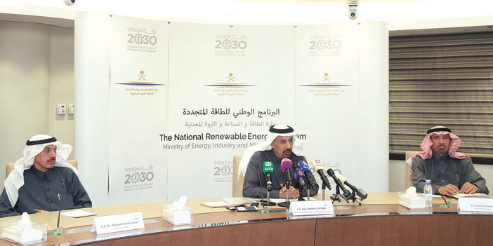   الفالح يتوسط الجاسر والعواجي خلال المؤتمر الصحافي أمس في الرياض