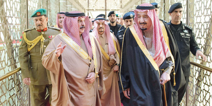   خادم الحرمين يتبادل الحديث مع ملك البحرين لدى وصوله الرياض