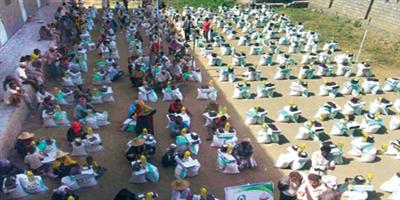 مركز الملك سلمان للإغاثة يوزع 20 ألف سلة غذائية في الحديدة 