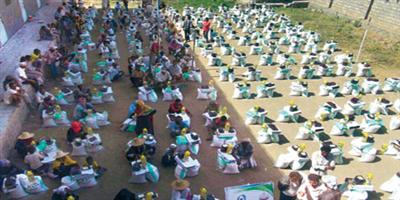 مركز الملك سلمان للإغاثة يوزع 20 ألف سلة غذائية في الحديدة 