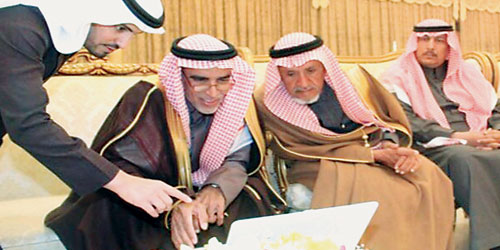  السعوي والحضور يشاهدون عرضًا لأعمال جمعية رؤية النسائية