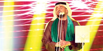 حسين الجسمي يقبل العلم السعودي في البحرين 