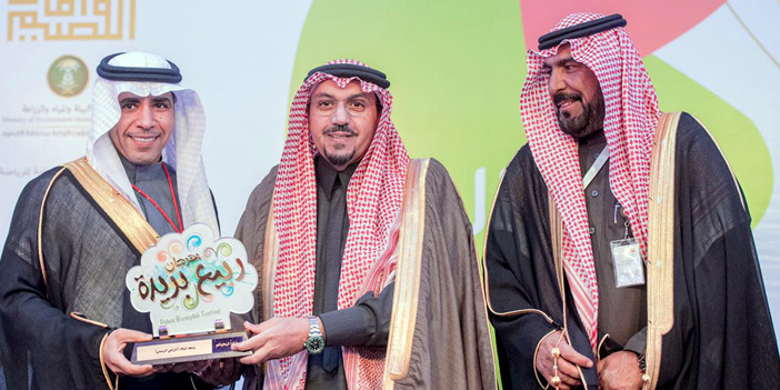  الحنايا يتسلم درع التكريم من أمير القصيم