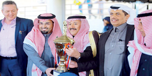  سعود المحيميد يسلم كأس المجموعة لحمد السلمان