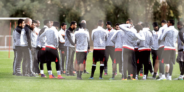   الجابر يتحدث للاعبين قبل مران الأمس