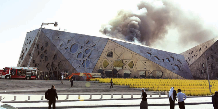  الدفاع المدني الكويتي يحاول إخماد النيران في مبنى دار الاوبرا