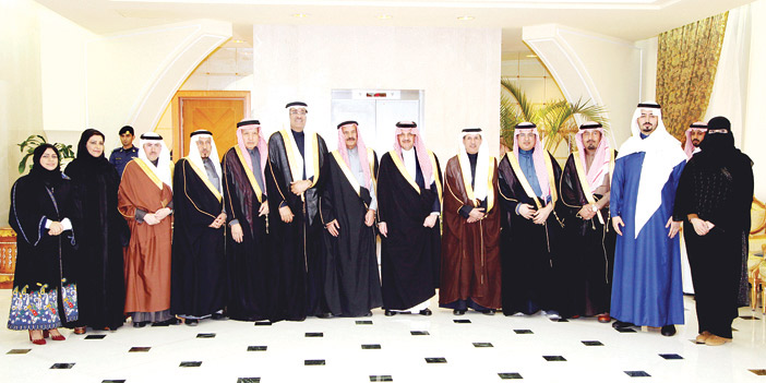  لقطة جماعية لسموه مع الأعضاء