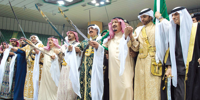 خادم الحرمين مشاركاً في العرضة السعودية وإلى جواره أصحاب السمو الملكي الأمراء