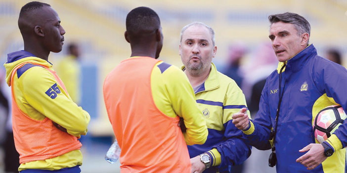   كارتيرون خلال حديثه مع لاعبي النصر أمس