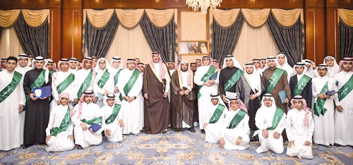  الأمير فيصل - في صورة تذكارية مع الطلبة المتفوقين