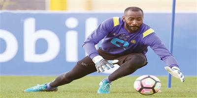 وليد عبدالله يوقع للنصر ويشارك في المران الأول 