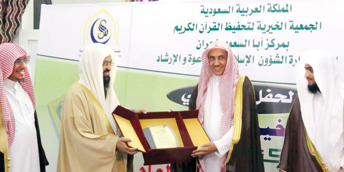  الشيخ الرضيمان يتلقى تكريم الشئون الإسلامية