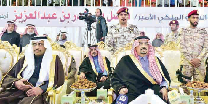   أمير منطقة الرياض في حفل الأهالي وبجانبه محافظ الزلفي المكلف