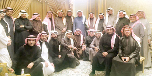  صورة تضم عدداً من الحضور مع الأمير خالد